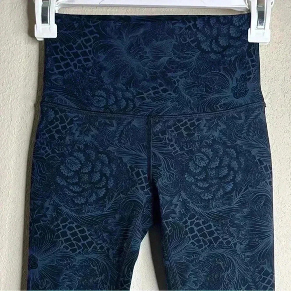 Lululemon Wunder Under Crop Hi-Rise Full-On Luxtreme 22”
Size 2 - Picture 3 of 5